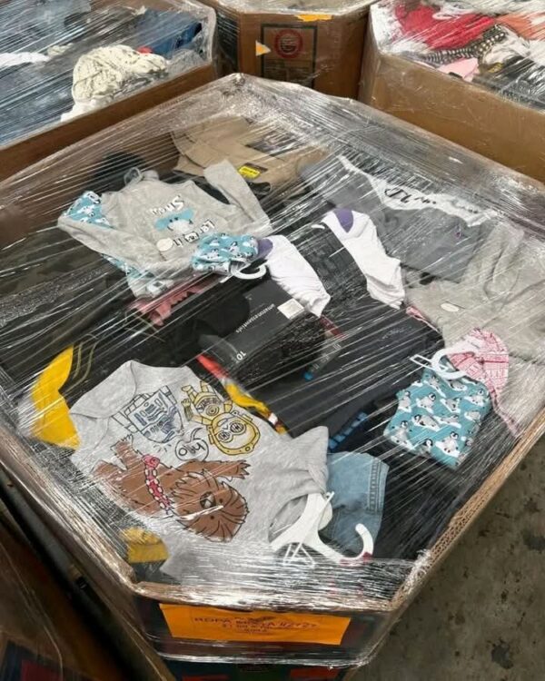 FB_IMG_1765208422966 Kids pallets clothes